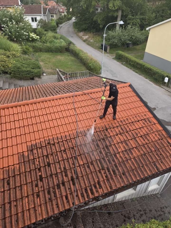 Taktvätt av tegeltak med högtryck i Stockholm